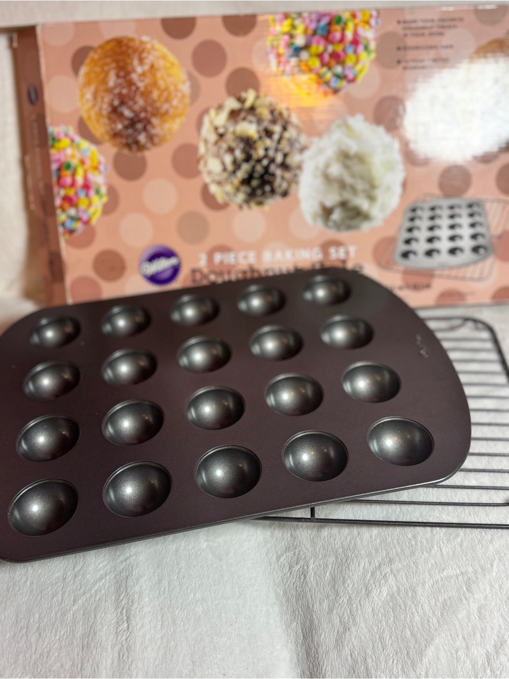 Wilton 2-Piece Doughnut Hole Pan Set‎ Including Pan Non-Stick Cooling Grid, New
